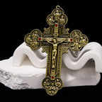 Collar con colgante de crucifijo clásico ornamentado con iconografía de todos los santos y gemas rojas