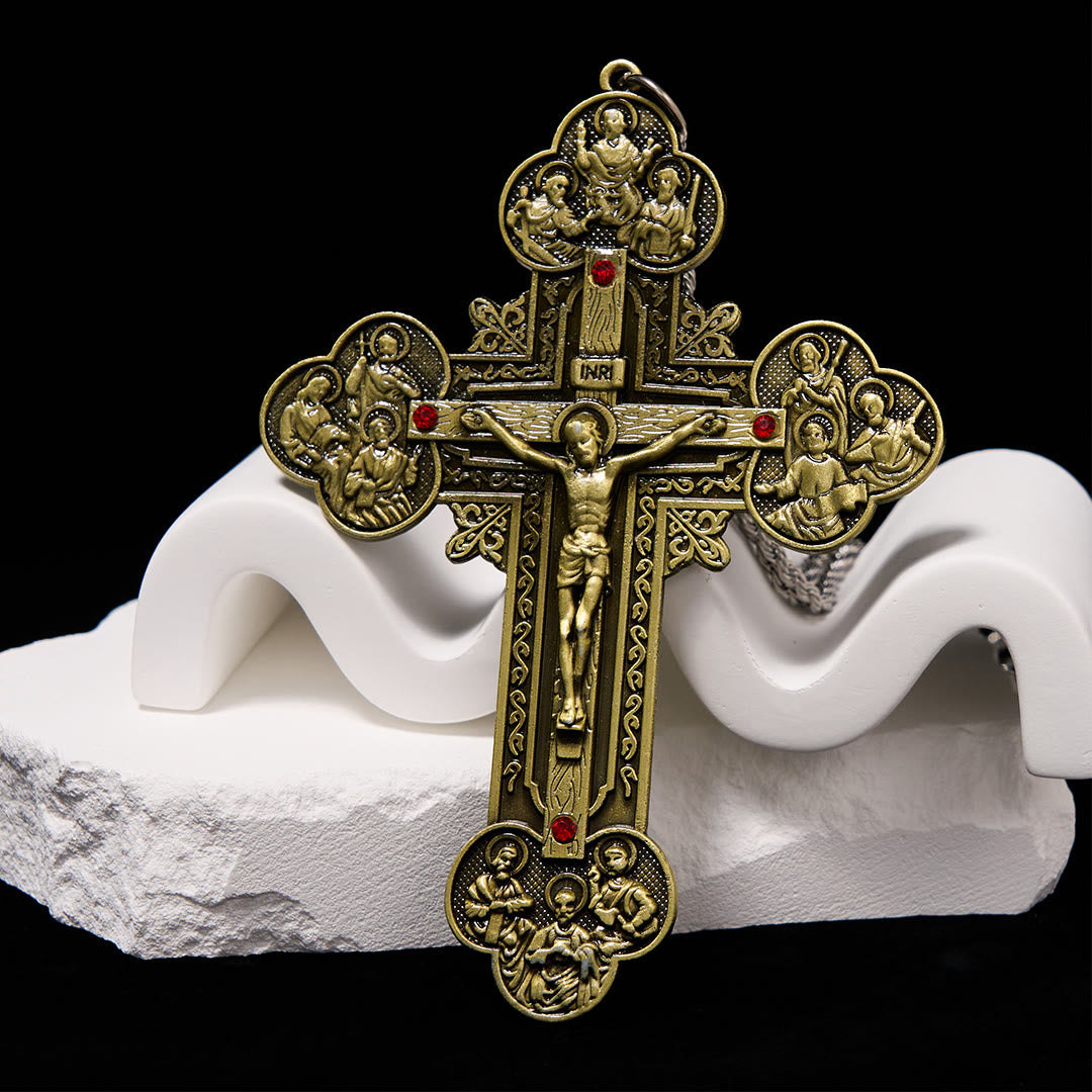 Collar con colgante de crucifijo clásico ornamentado con iconografía de todos los santos y gemas rojas