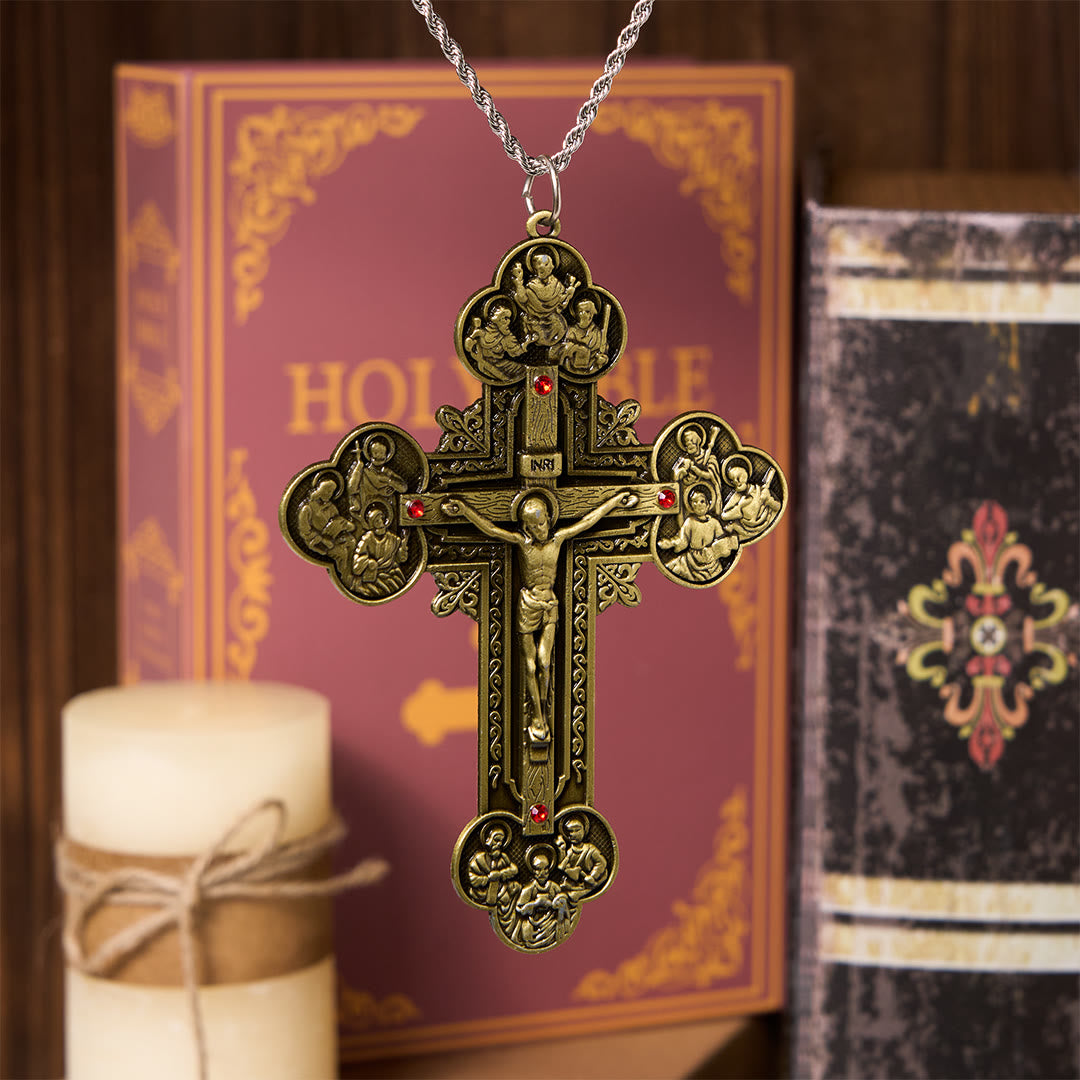 Collar con colgante de crucifijo clásico ornamentado con iconografía de todos los santos y gemas rojas