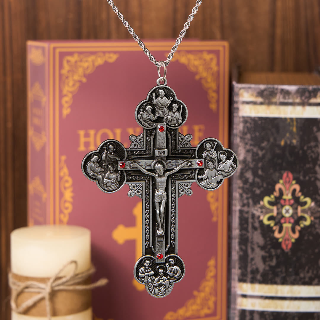 Collar con colgante de crucifijo clásico ornamentado con iconografía de todos los santos y gemas rojas