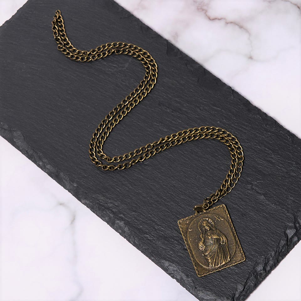 Collar de cruz de bronce con corazón sagrado esculpido de estilo clásico europeo