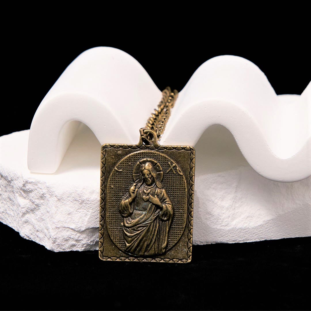 Collar de cruz de bronce con corazón sagrado esculpido de estilo clásico europeo
