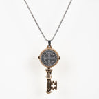 Collar con dije de aleación "San Benito protégenos" la llave de la fe