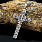 Collar con colgante de titanio de la Cruz de San Benito Protégenos