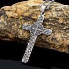 Collar con colgante de titanio de la Cruz de San Benito Protégenos