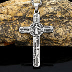 Collar con colgante de titanio de la Cruz de San Benito Protégenos