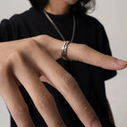 Anillo de cruz bendita rústico y elegante de estilo clásico