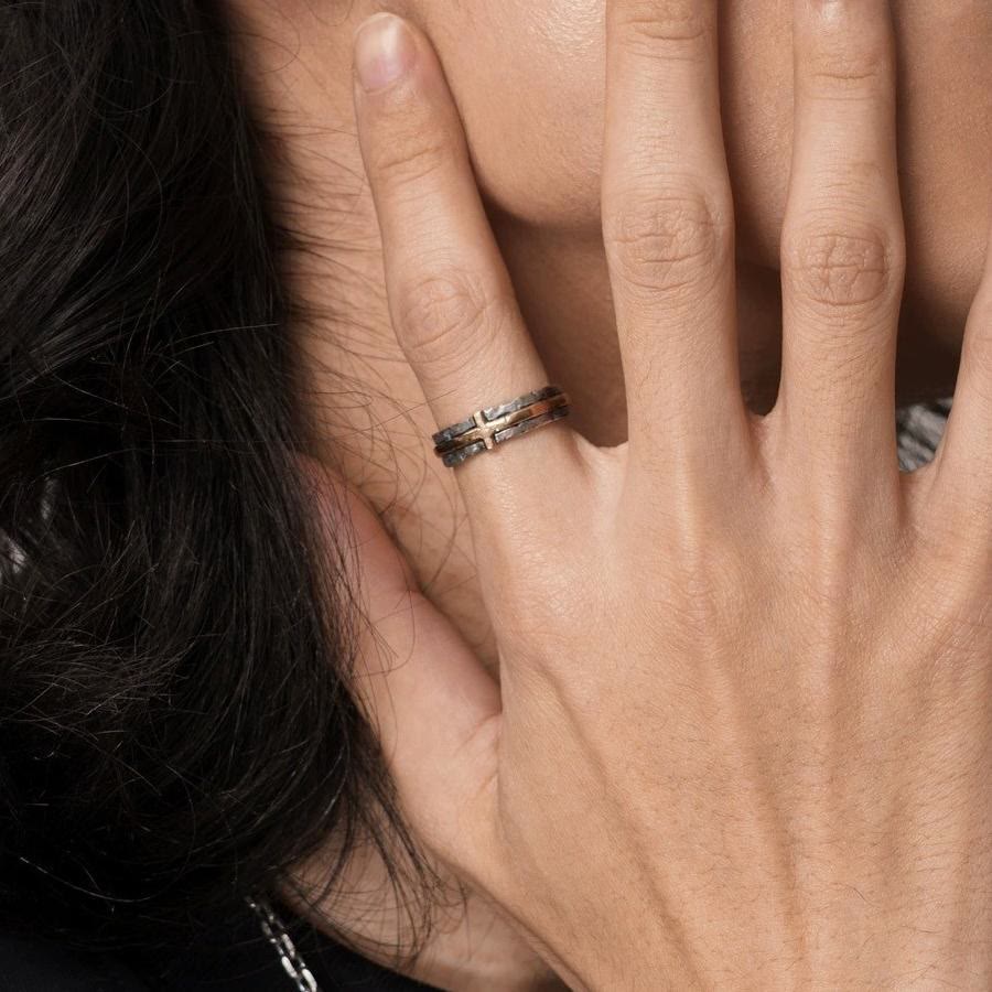 Anillo de cruz bendita rústico y elegante de estilo clásico