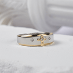 Anillo de aleación con cruz bidimensional de oro, estilo moderno (Hecho en Tierra Santa)
