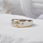Anillo de aleación con cruz bidimensional de oro, estilo moderno (Hecho en Tierra Santa)