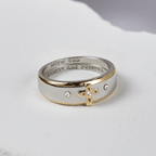 Anillo de aleación con cruz bidimensional de oro, estilo moderno (Hecho en Tierra Santa)