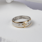 Anillo de aleación con cruz bidimensional de oro, estilo moderno (Hecho en Tierra Santa)