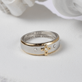 Anillo de aleación con cruz bidimensional de oro, estilo moderno (Hecho en Tierra Santa)