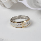 Anillo de aleación con cruz bidimensional de oro, estilo moderno (Hecho en Tierra Santa)
