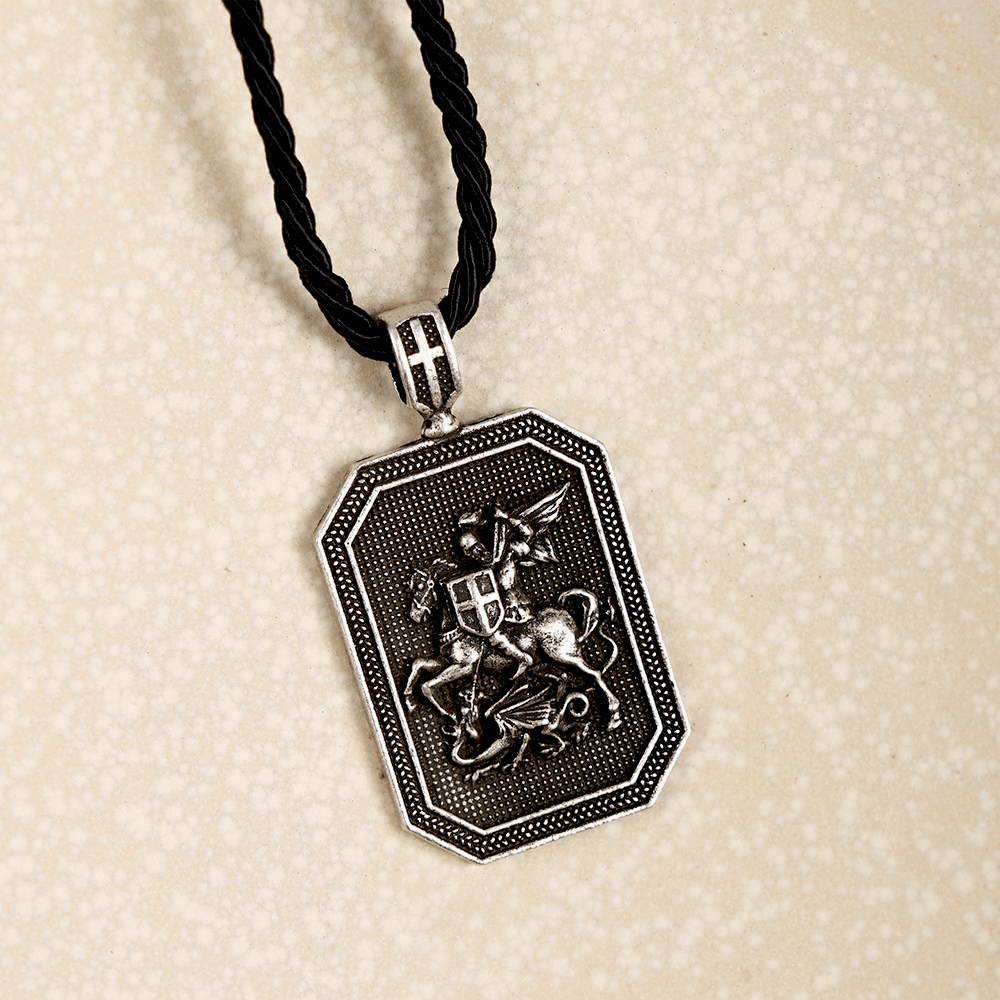 Collar con colgante de San Jorge y el Dragón estilo clásico, con oración de protección
