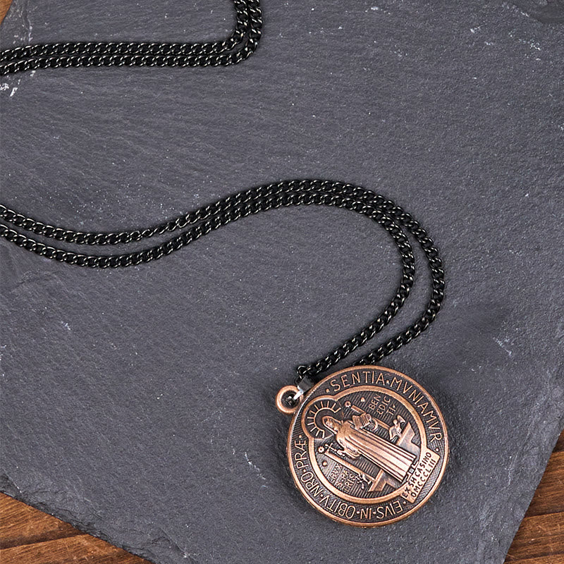 Collar con colgante del símbolo de San Benito, estilo clásico (3 colores)