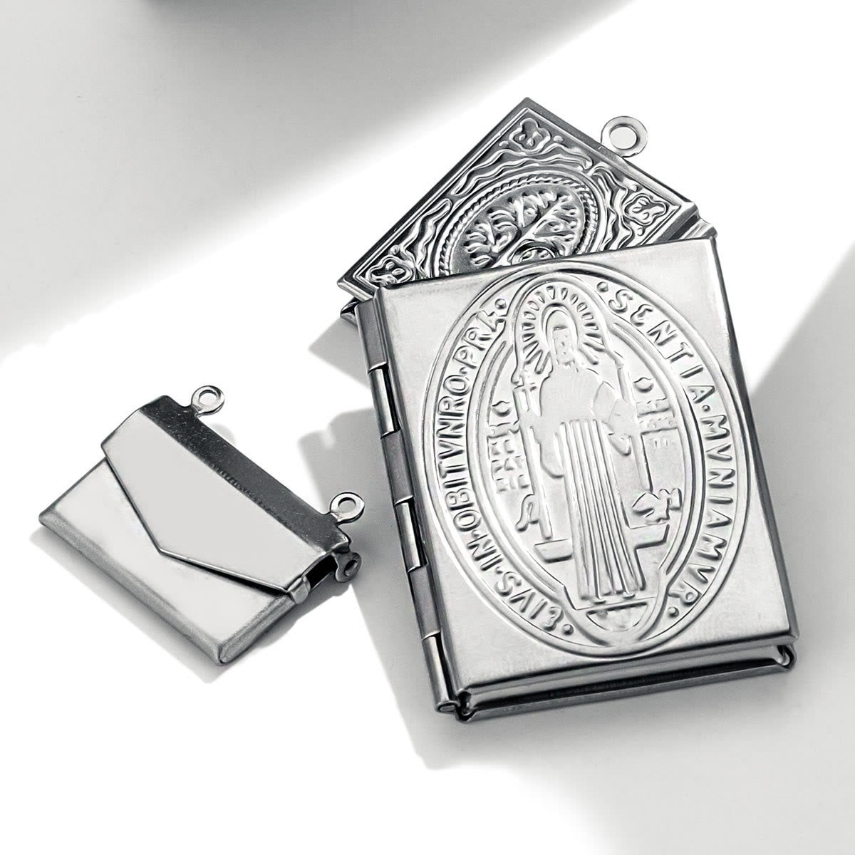 Collar con colgante de caja de fotos de San Benito y la Virgen María de estilo moderno