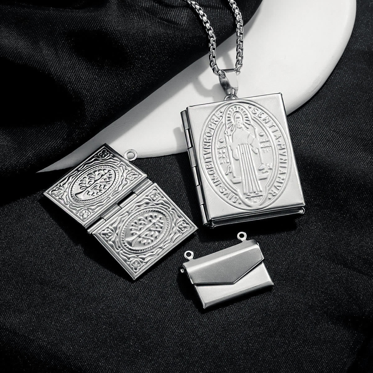 Collar con colgante de caja de fotos de San Benito y la Virgen María de estilo moderno