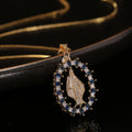 Collar con colgante de la Virgen de la Medalla Milagrosa con piedras preciosas, estilo de lujo