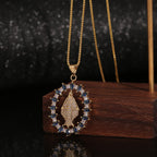 Collar con colgante de la Virgen de la Medalla Milagrosa con piedras preciosas, estilo de lujo
