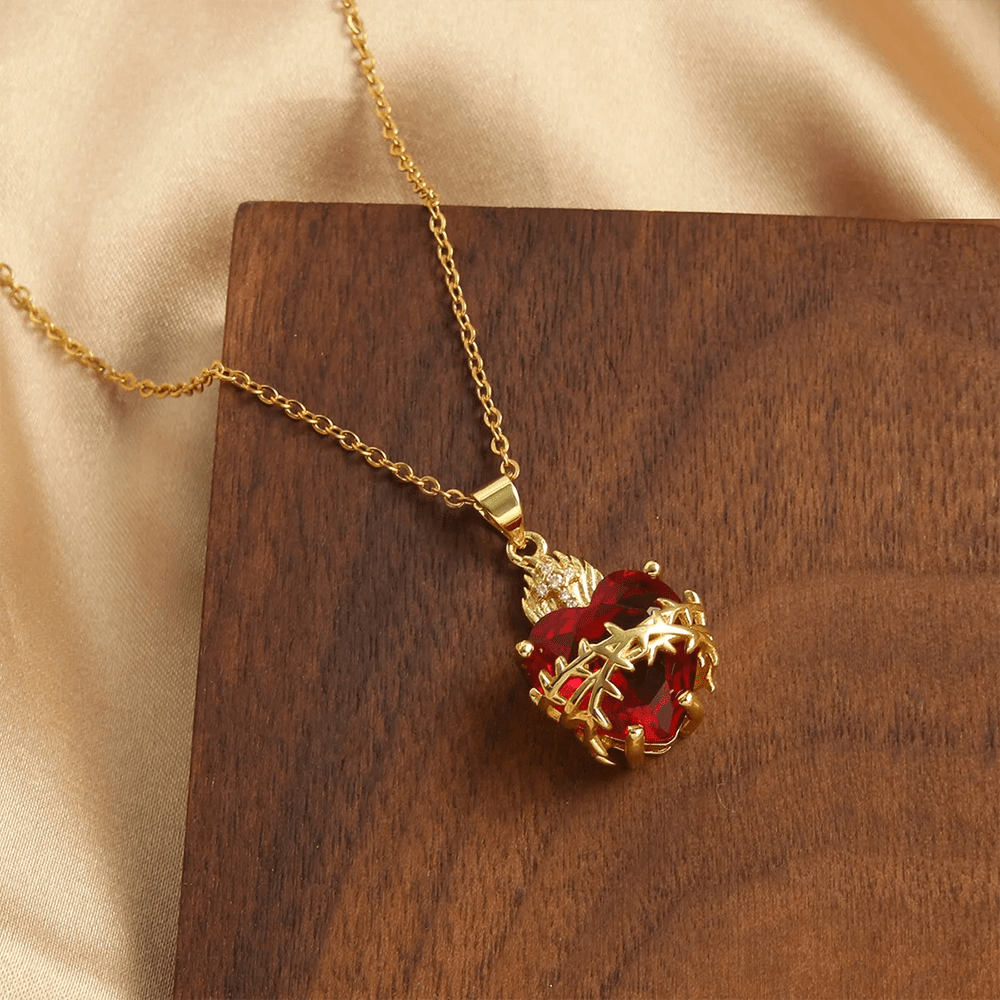 Collar con colgante del Sagrado Corazón de Jesús con piedras preciosas rojas y estilo moderno