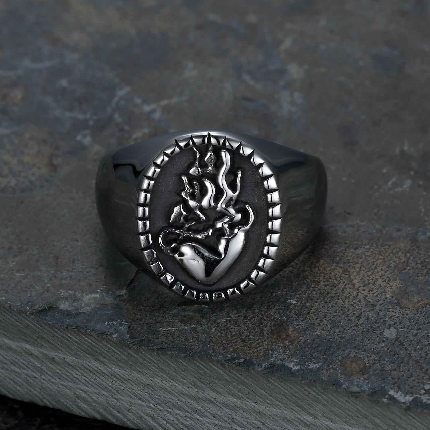 Anillo Clásico Retro Grabado de Acero Inoxidable con el Sagrado Corazón de Jesús