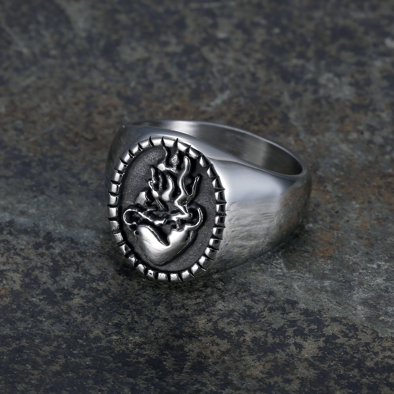 Anillo Clásico Retro Grabado de Acero Inoxidable con el Sagrado Corazón de Jesús