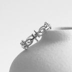 Anillo de fe con cruz grabada de estilo retro minimalista