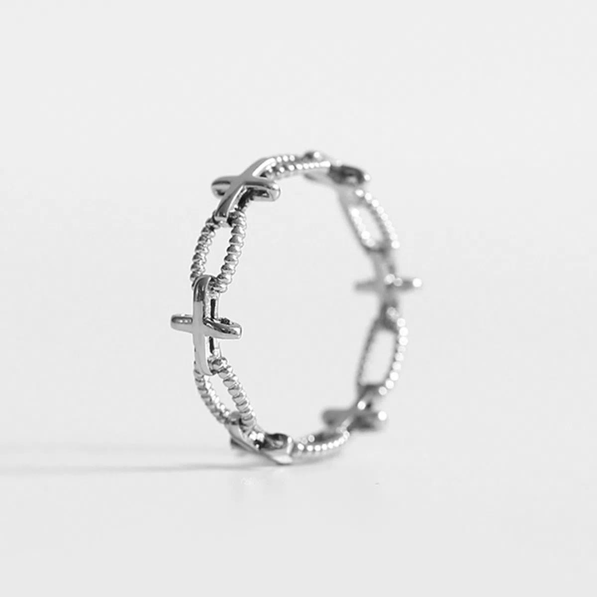 Anillo de fe con cruz grabada de estilo retro minimalista