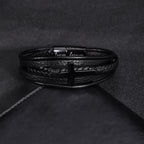 Pulsera con banda de cuero negro y cruz