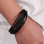 Pulsera con banda de cuero negro y cruz