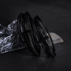 Pulsera con banda de cuero negro y cruz