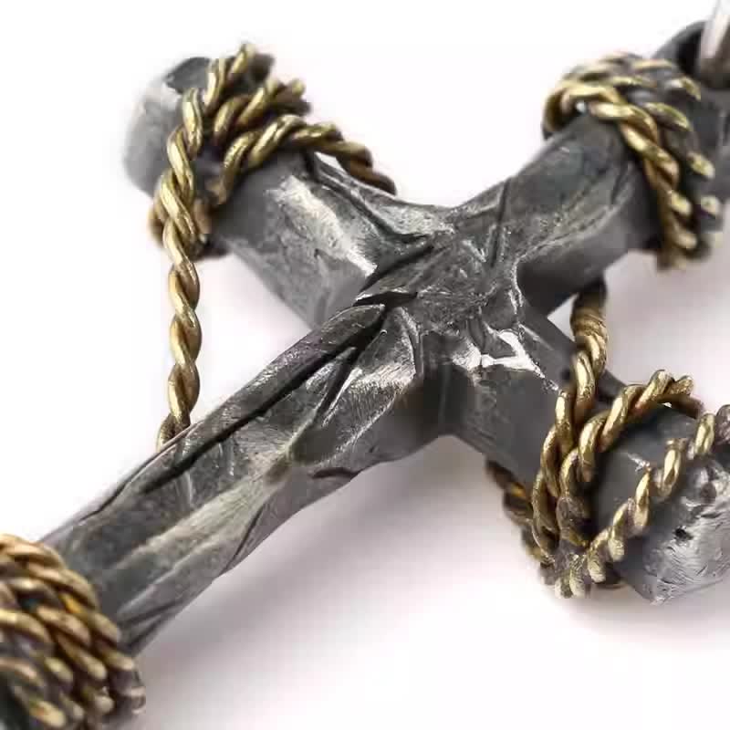 Exquisito Collar con Cruz Forjada de Plata de Ley 925 y Latón