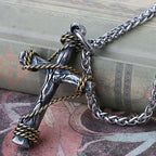 Exquisito Collar con Cruz Forjada de Plata de Ley 925 y Latón