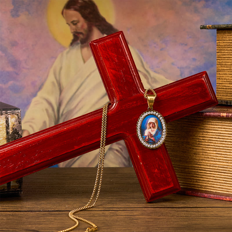 Nuestra Señora ruega por nosotros - Collar de la Santísima María en Oración: Un Símbolo Profundo de Devoción