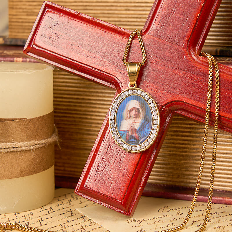Nuestra Señora ruega por nosotros - Collar de la Santísima María en Oración: Un Símbolo Profundo de Devoción