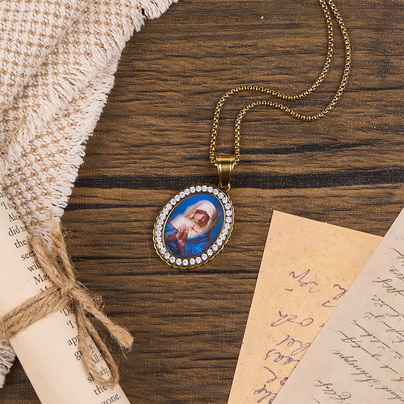 Nuestra Señora ruega por nosotros - Collar de la Santísima María en Oración: Un Símbolo Profundo de Devoción