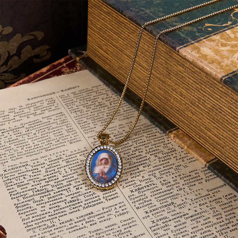 Nuestra Señora ruega por nosotros - Collar de la Santísima María en Oración: Un Símbolo Profundo de Devoción
