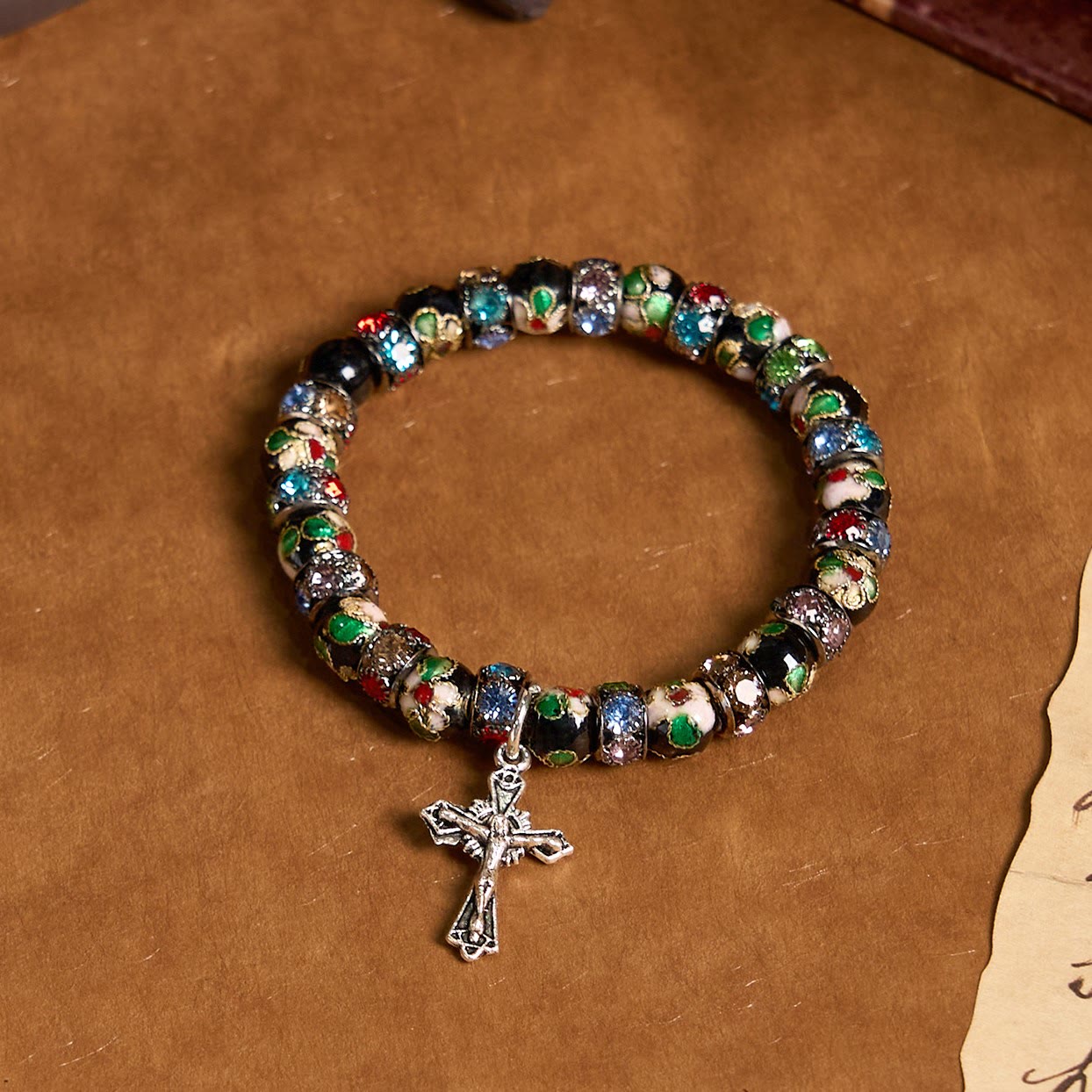 Pulsera artesanal de cloisonné con cuentas «Fe eterna»: un testimonio de la presencia de Cristo