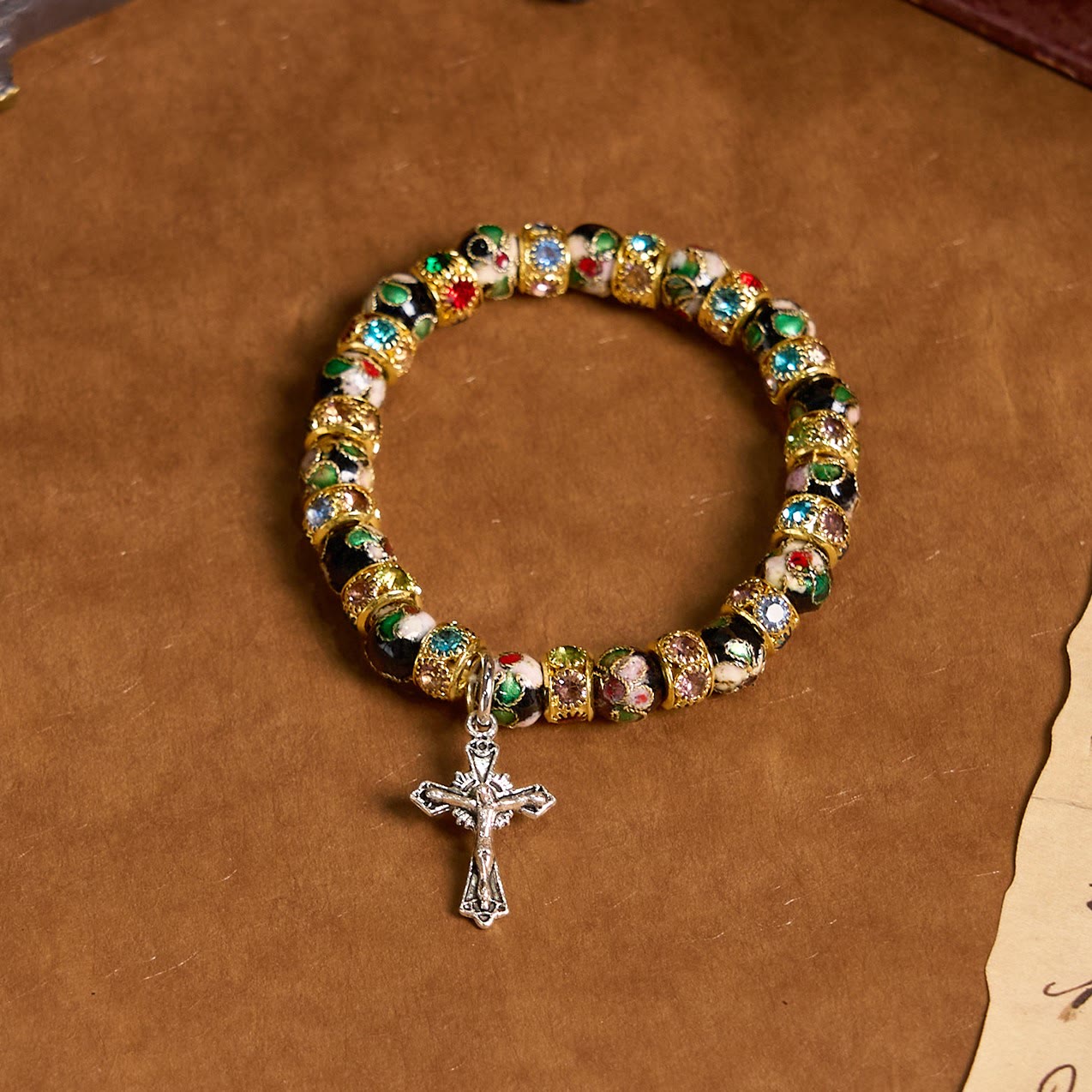 Pulsera artesanal de cloisonné con cuentas «Fe eterna»: un testimonio de la presencia de Cristo