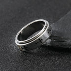 Anillo Cruz Minimalista: El Entrelazamiento de Fe y Moda