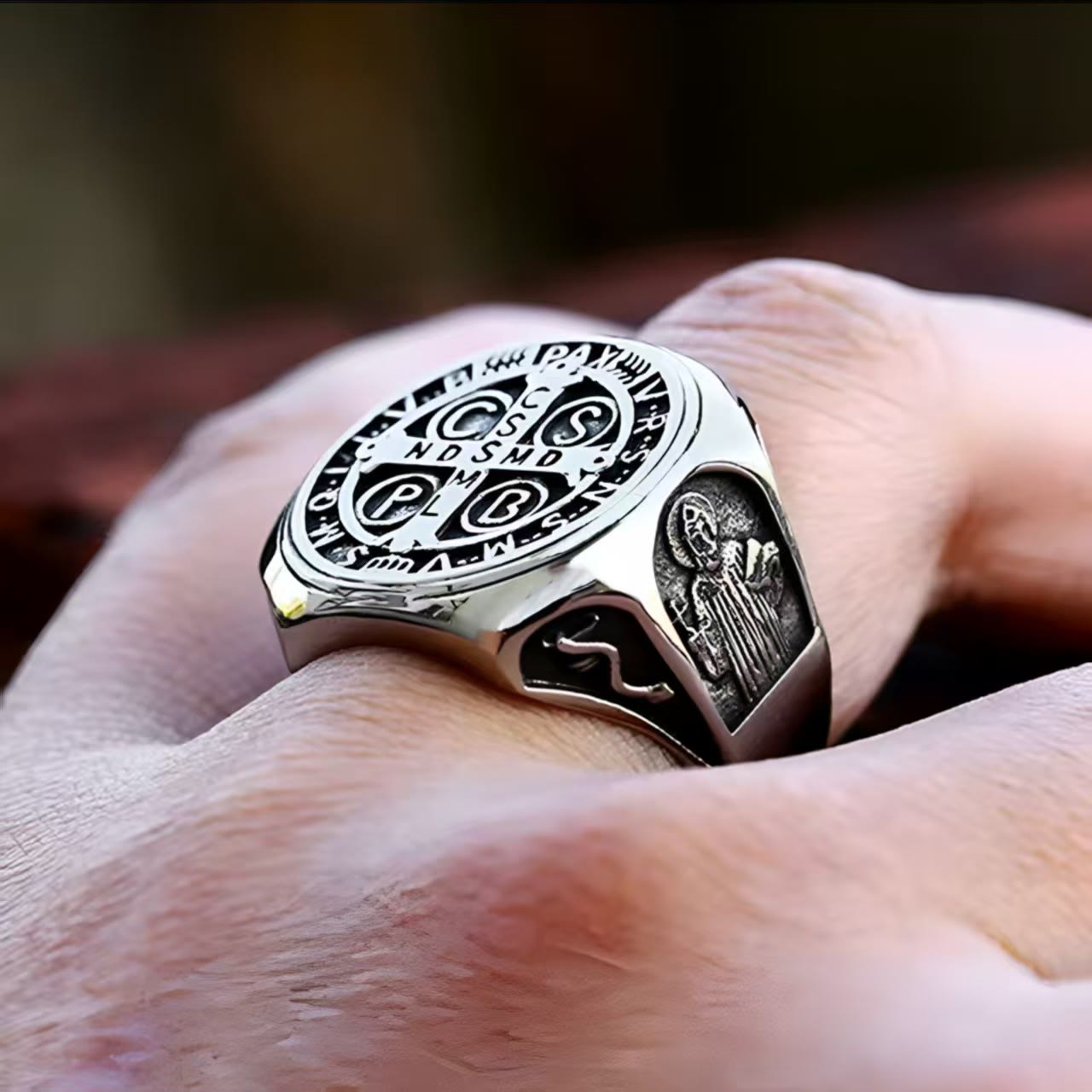 Anillo de fe con la cruz de San Benito: un símbolo de un regalo de amor