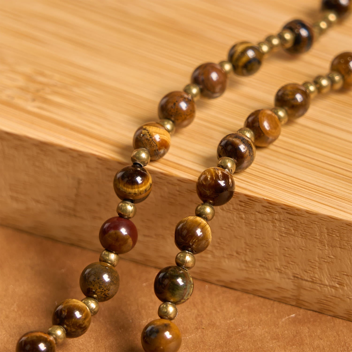 Pulsera elástica de rosario de Ojo de Tigre hecha a mano: Una gema espiritual de doble propósito