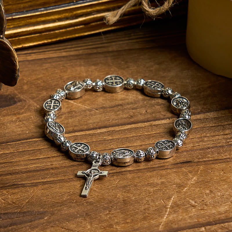 Pulsera de metal con medalla de la Virgen y crucifijo, símbolo sagrado: Una muestra de devoción