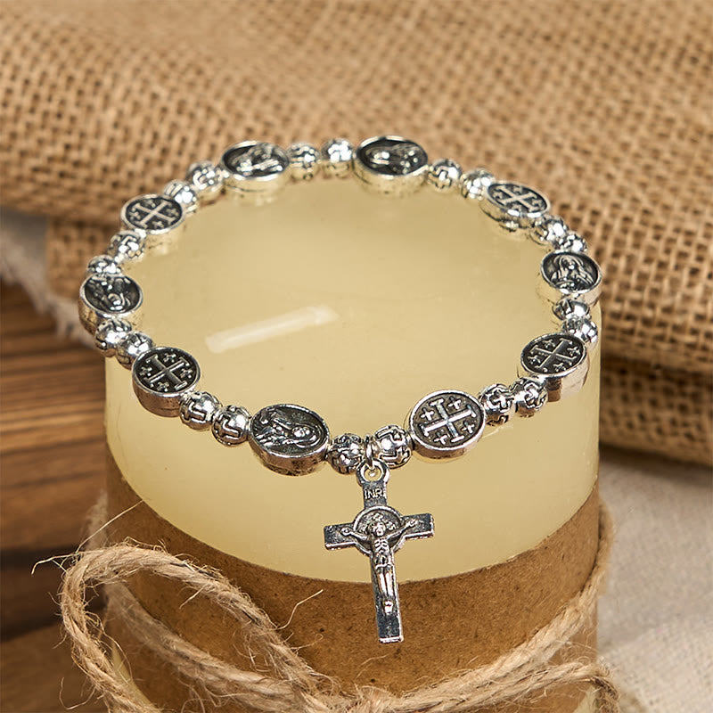 Pulsera de metal con medalla de la Virgen y crucifijo, símbolo sagrado: Una muestra de devoción