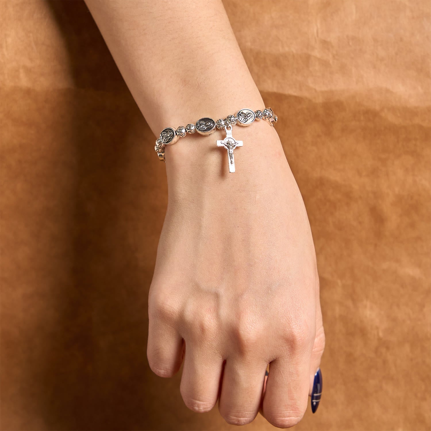 Pulsera de metal con medalla de la Virgen y crucifijo, símbolo sagrado: Una muestra de devoción