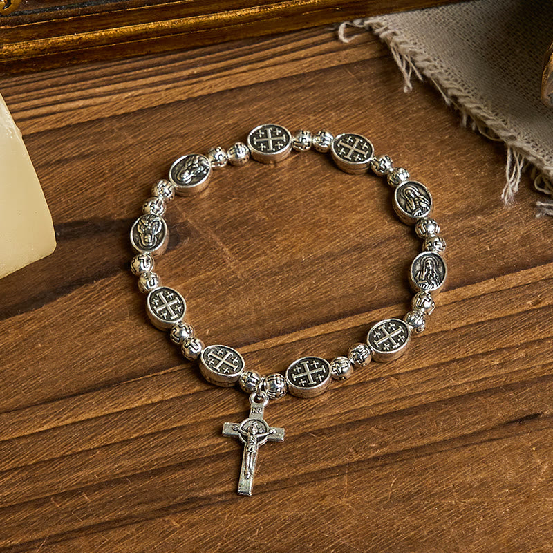 Pulsera de metal con medalla de la Virgen y crucifijo, símbolo sagrado: Una muestra de devoción