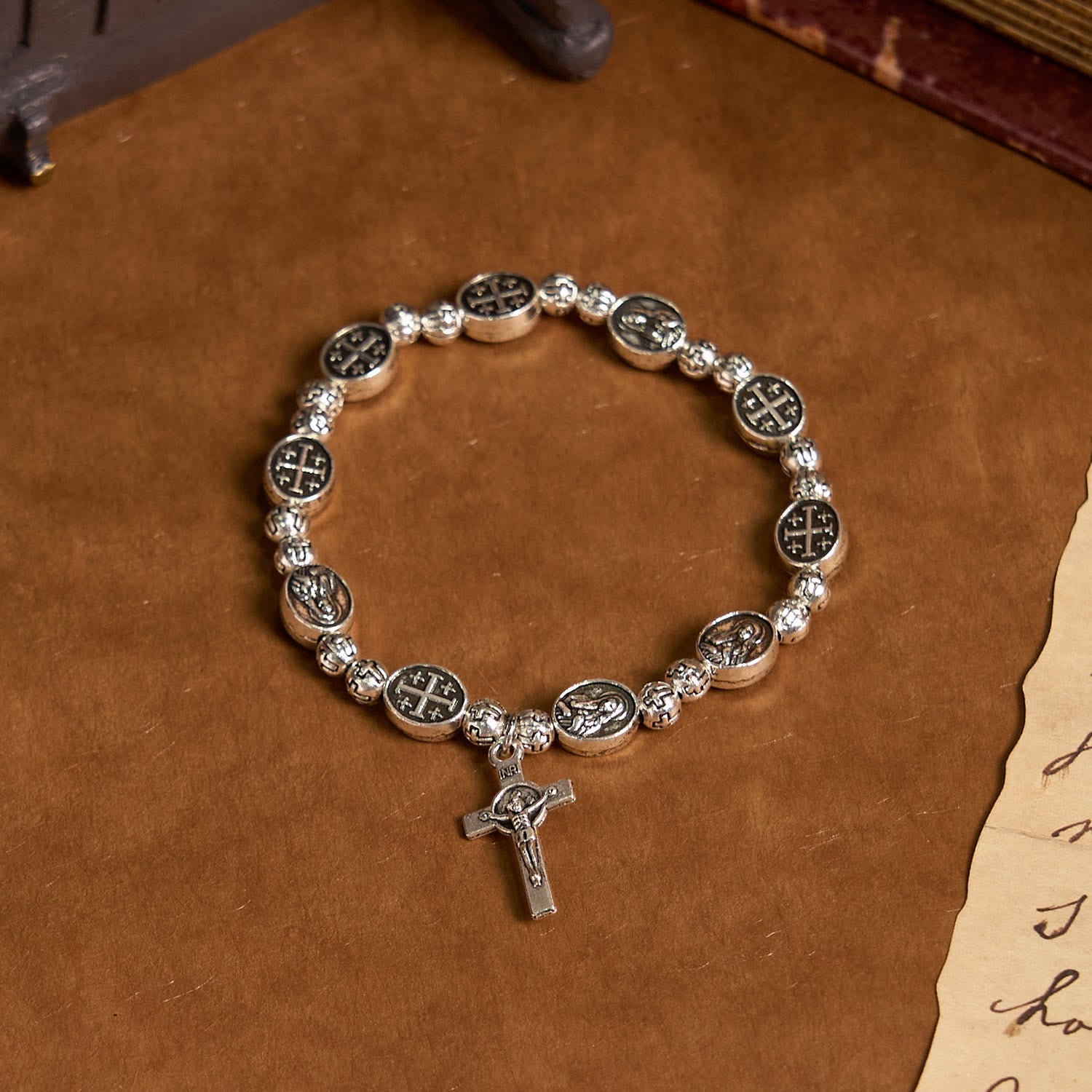 Pulsera de metal con medalla de la Virgen y crucifijo, símbolo sagrado: Una muestra de devoción