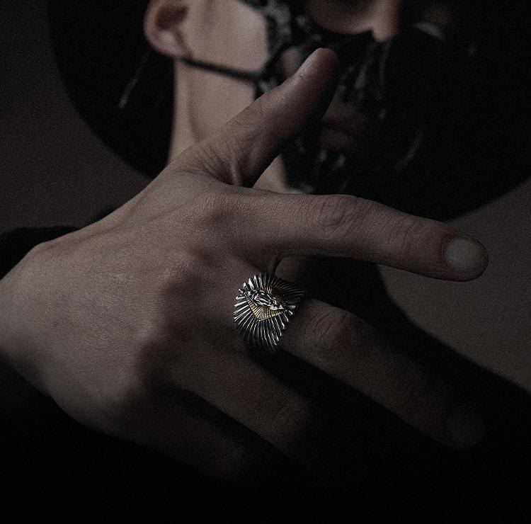 Anillo clásico y vintage de Plata de Ley 925 Nuestra Señora - En devoción, encuentra una esperanza ilimitada