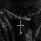 Collar con crucifijo moderno y minimalista de plata de ley 925: un símbolo de talismán oscuro